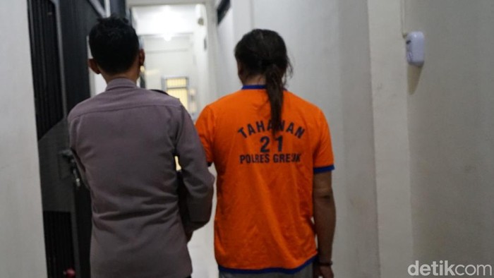 Anggota DPRD Gresik Nur Hudi Didin Arianto, tersangka penistaan agama pria nikahi domba, ditahan di Polres Gresik