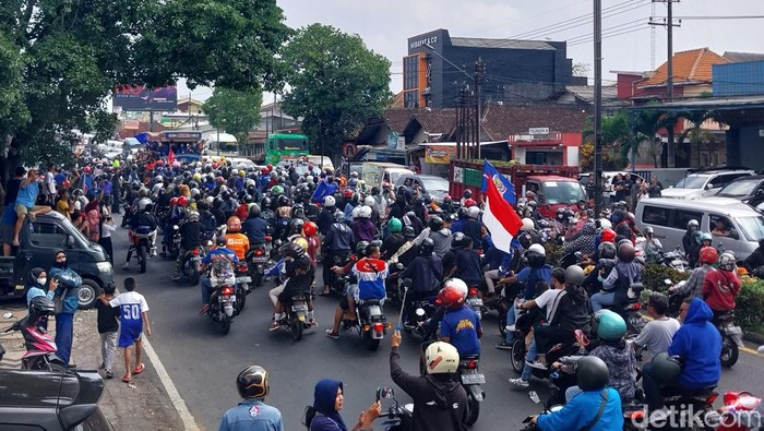 Arema FC kembali ke Malang setelah menjuarai Piala Presiden 2022. Skuad Singo Edan disambut Aremania dan diantar ke mes pemain.