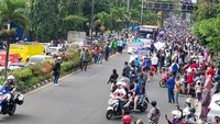 Konvoi Aremania mengiring rombongan Arema yang naik Bus Macito/Foto: M Bagus Ibrahim/detikJatim