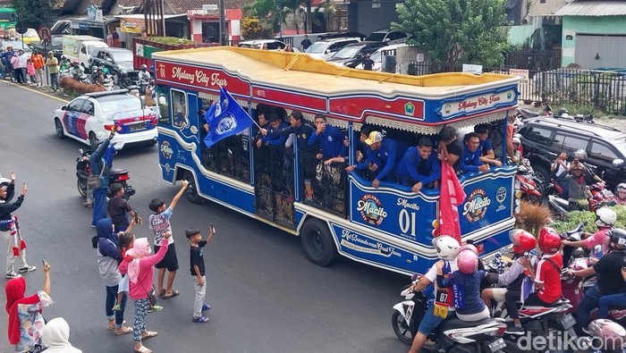 Arema FC kembali ke Malang setelah menjuarai Piala Presiden 2022. Skuad Singo Edan disambut Aremania dan diantar ke mes pemain.