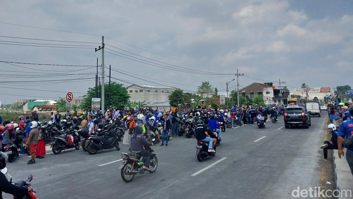 Aremania Arema FC kembali ke Malang setelah menjuarai Piala Presiden 2022. Skuad Singo Edan disambut Aremania dan diantar ke mes pemain.