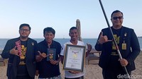 Untuk diketahui, Lukas memulai perjalanan mengelilingi Pulau Bali lewat perairan pada 2 Juli 2022 lalu dengan start di Pantai Mertasari, Kota Denpasar. Lukas sebenarnya tidak sendirian melakukan misi mengelilingi Pulau Bali dengan papan paddle. Ia melakukannya bersama warga negara (WN) Inggris bernama Mike Brumby. Namun Mike tak berhasil menyelesaikan misi tersebut karena kelelahan dan berhenti pada hari ke-12.