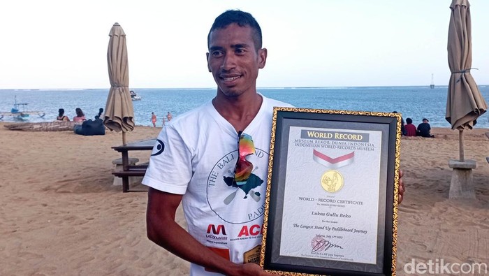 Atlet SUP Ini Raih MURI Usai Keliling Laut Bali Selama 16 Hari Atlet stand up paddle asal NTT, Lukas Gallu Beko membuat rekor dengan mengelilingi Pulau Bali lewat laut selama 16 hari. Raihan itu berhasil ia catatkan MURI.