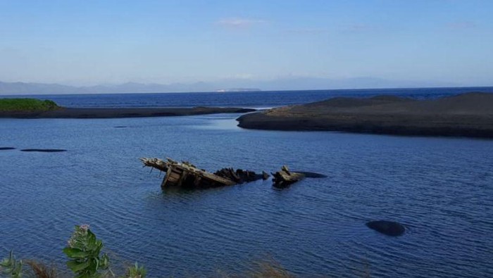 Warga geger dengan temuan serpihan kapal laut peninggalan Belanda berumur ratusan tahun di Pantai Dedalpak, Desa Pohgading, Kecamatan Pringgabaya, Lombok Timur. ANTARA/HO-Dokumentasi pribadi