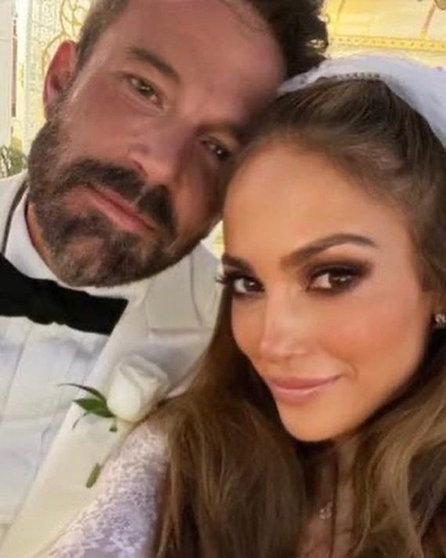 Dalam newsletter On The JLo yang dikirimkannya ke sejumlah pihak, Jennifer Lopez mengumumkan pernikahannya dengan Ben Affleck. Dia memberikan sedikit bocoran momen pernikahannya yang keempat kalinya itu. Foto: Instagram: @benaffleckoficiall