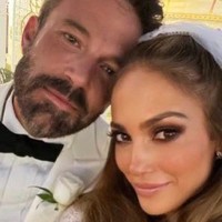 Dalam newsletter On The JLo yang dikirimkannya ke sejumlah pihak, Jennifer Lopez mengumumkan pernikahannya dengan Ben Affleck. Dia memberikan sedikit bocoran momen pernikahannya yang keempat kalinya itu. Foto: Instagram: @benaffleckoficiall
