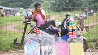 Melihat rekam jejaknya, Nur terlahir dalam kondisi sehat. Namun saat usianya hampir 1 tahun, tiba-tiba badannya panas kemudian dibawa oleh orang tua nya ke mantri. Namu setelah disuntik, ke esokan harinya Nur langsung lumpuh.
