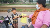 Keterbatasan tersebut tidak menyurutkan niat Nur untuk mencari nafkah.