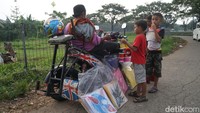 Ditemani sepeda motor yang dimodifikasi khusus menjadi tiga roda, Nur berjuang menjalani hidup dengan menjual layangan.