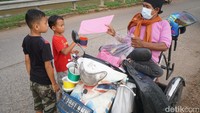 Awalnya Nur berjualan dengan menggunakan kursi roda. Namun dari hasilnya berjualan layangan, akhirnya ia dapat membeli sepeda motor.