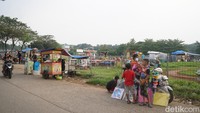 Lokasi berjualan Nur saat ini hanya berjarak sekitar 1,5 kilometer dari rumahnya.
