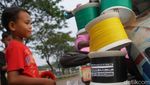 Sosok Inspiratif Penjual Layangan di Tengah Keterbatasan