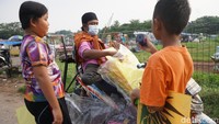Untuk layangan Nur mematok harga Rp 2 ribu.