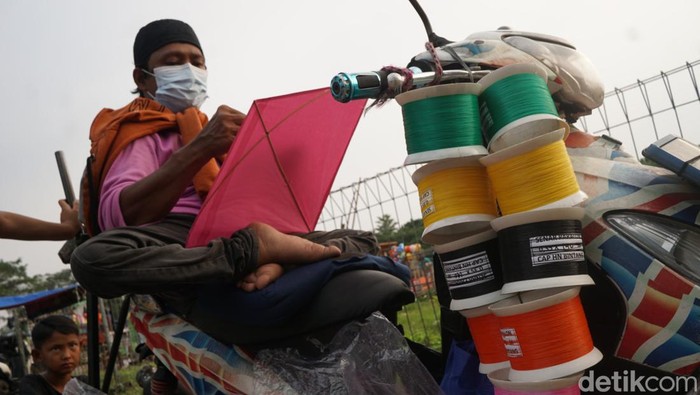 Berjuang di Tengah Keterbatasan Nur, pria kelahiran 1978 berjualan layangan ditengah keterbatasannya. Polio yang ia idap tidak membuatnya berhenti untuk berjuang.