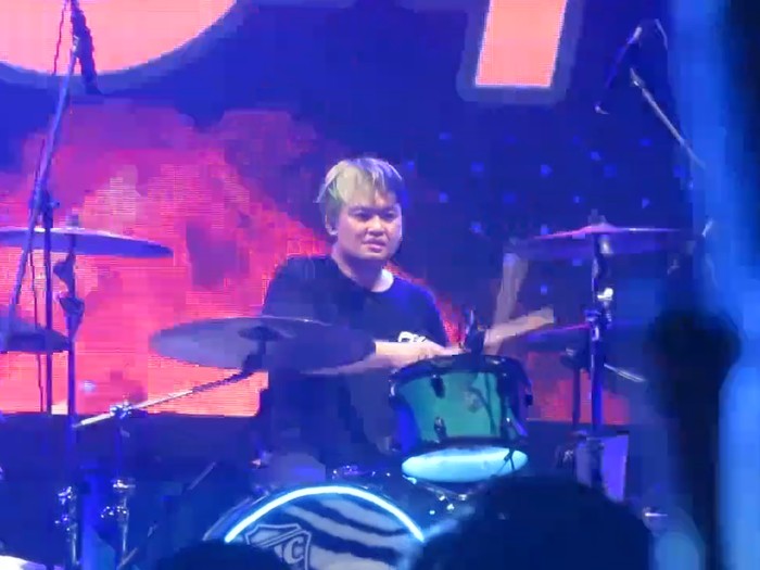 Additional drummer Sheila on 7