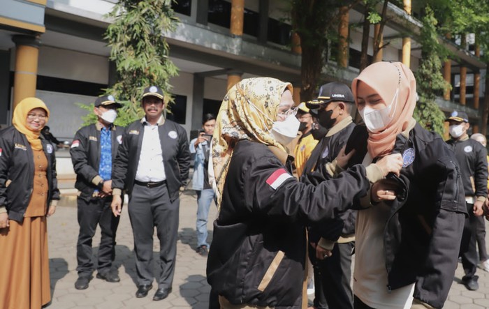 Bupati Serang Ratu Tatu Chasanah melepas peserta kuliah kerja mahasiswa (KKM) dari Universitas Bina Banga (Uniba)
