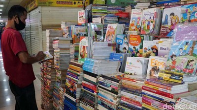 Cari Buku Sekolah, Datang ke Blok M Square Aja