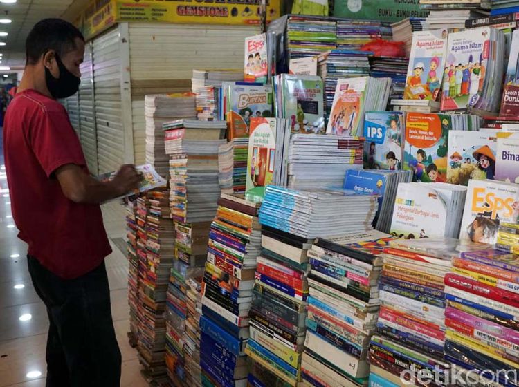 Cari Buku Sekolah, Datang ke Blok M Square Aja