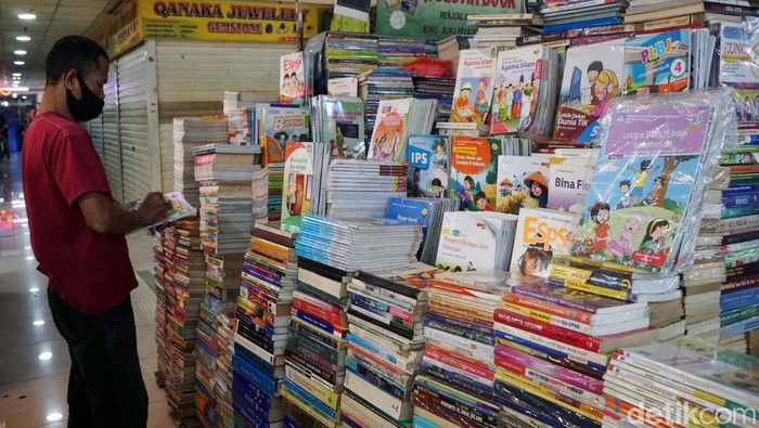 Sejumlah orang tua mencari buku pelajaran anak sekolah di sentra buku bekas Blok M Square, Jakarta, Senin (18/7/2022). Sentra buku bekas ini bisa menjadi alternatif orang tua dalam mencari buku sekolah anak.
