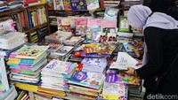 Pengunjung memilih-milih buku yang akan dibelinya.