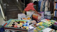 Namun, kurikulum yang cepat berganti membuat para penjual ini kesulitan dalam menjual buku.