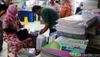 Selain buku bekas, di kawasan ini juga menjual buku baru.