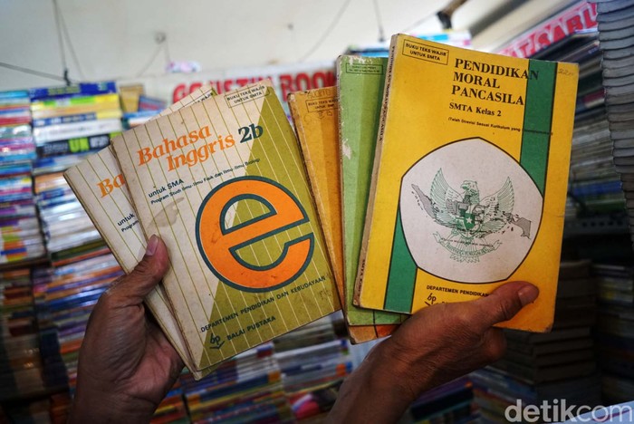 Sejumlah orang tua mencari buku pelajaran anak sekolah di sentra buku bekas Blok M Square, Jakarta, Senin (18/7/2022). Sentra buku bekas ini bisa menjadi alternatif orang tua dalam mencari buku sekolah anak.