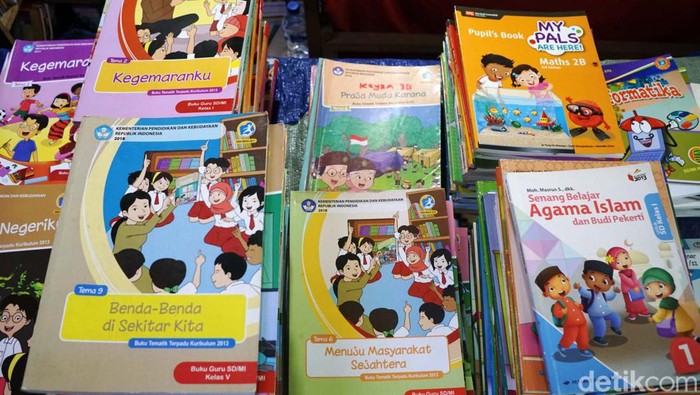 Sejumlah orang tua mencari buku pelajaran anak sekolah di sentra buku bekas Blok M Square, Jakarta, Senin (18/7/2022). Sentra buku bekas ini bisa menjadi alternatif orang tua dalam mencari buku sekolah anak.