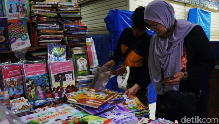 Cari Buku Sekolah, Datang ke Blok M Square Aja Sejumlah orang tua mencari buku pelajaran anak sekolah di sentra buku bekas Blok M Square, Jakarta, Senin (18/7/2022). Sentra buku bekas ini bisa menjadi alternatif orang tua dalam mencari buku sekolah anak.