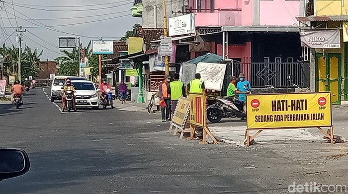 Jalan Pasar Totogan ke Jatinom, Klaten dibuka tutup dan satu arah, Senin (18/7/2022).