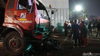 Terlihat kaca truk dan lampu depan pecah.