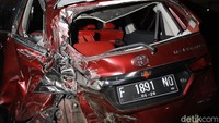 Selanjutnya ada, sebuah minibus bernopol F-1891-NQ yang mengalami ringsek parah dibagian belakang sisi kiri.
