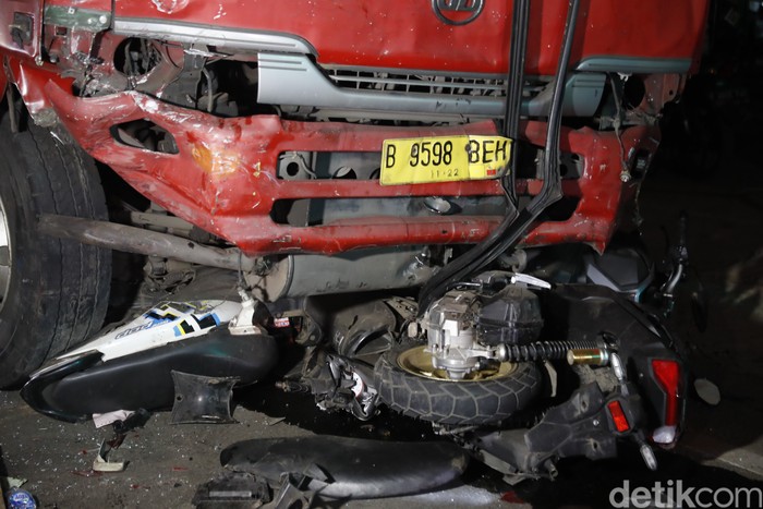 Total ada 12 kendaraan yang terlibat dalam kecelakaan maut Truk Pertamina di Jalan Alternatif Cibubur, Bekasi, Jawa Barat.
