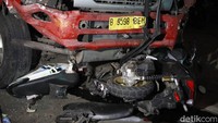 Lalu, sebanyak 10 unit sepeda motor juga ringsek.