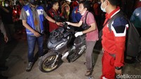 Sejumlah petugas terlihat sedang mengevakuasi sejumlah sepeda motor yang menjadi korban.