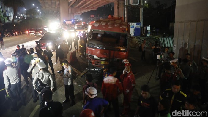 Deretan Kendaraan yang Terlibat Kecelakaan Maut Truk Pertamina Total ada 12 kendaraan yang terlibat dalam kecelakaan maut Truk Pertamina di Jalan Alternatif Cibubur, Bekasi, Jawa Barat.