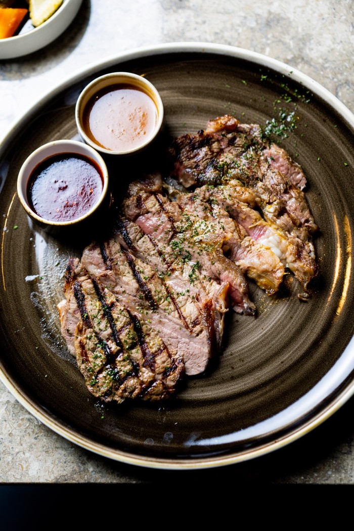 Di Bistro Terbaru Ini Bisa Makan Siang Nasgor Buntut hingga Smokey Ribs