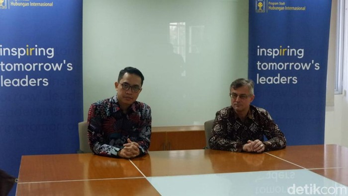 Duta Besar Ukraina untuk Indonesia Vasyl Hamianin (kanan) saat memberikan keterangan di sela acara di UII, Sleman, DIY, Senin (18/7/2022).