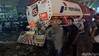 Pertama, Kecelakaan ini terjadi pada pukul 15.29 WIB. Berdasarkan keterangan tertulis yang diterima dari Kadispenal Laksma TNI Julius Widjojono, kecelakaan tersebut bermula saat truk Pertamina mengalami rem blong. Kecelakaan maut ini terjadi di turunan dengan lampu lalu lintas (traffic light) di ujung turunan dekat diler Suzuki Dwi Perkasa Mobitama, Trans Yogi, Jl Alternatif Cibubur, Kranggan, Kecamatan Jatisampurna, Kota Bekasi, Jawa Barat. Rizky Adha Mahendra/detikcom