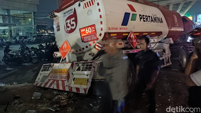 Kecelakaan maut truk Pertamina menabrak sejumlah motor dan mobil terjadi di Jalan Alternatif Cibubur, Bekasi. 8 orang dilaporkan tewas dalam kecelakaan ini.