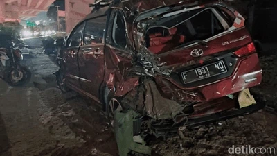 Ini Foto-foto Tabrakan Maut Truk Pertamina di Cibubur