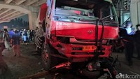 Ini foto terkini truk Pertamina yang ringsek usai kecelakaan maut, Senin (18/7/2022).