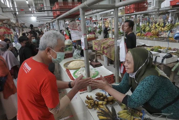 Gubernur Jateng Ganjar Pranowo (ketiga) kiri menyapa warga saat blusukan di Pasar Manis Purwokerto, Banyumas, Jateng, Senin (18/7/2022). Ganjar melakukan blusukan di Pasar Manis saat melakukan kunjungan kerja di Kabupaten Banyumas, untuk memantau fluktuasi harga bahan pokok dalam upaya pengendalian inflasi di Jawa Tengah. ANTARA FOTO/Idhad Zakaria/hp.