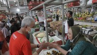 Ganjar menyapa pedagang di Pasar Manis Purwokerto, Banyumas, Jawa Tengah (Jateng), Senin (18/7/2022). Kunjungan kerja tersebut untuk memantau fluktuasi harga bahan pokok (sembako)
