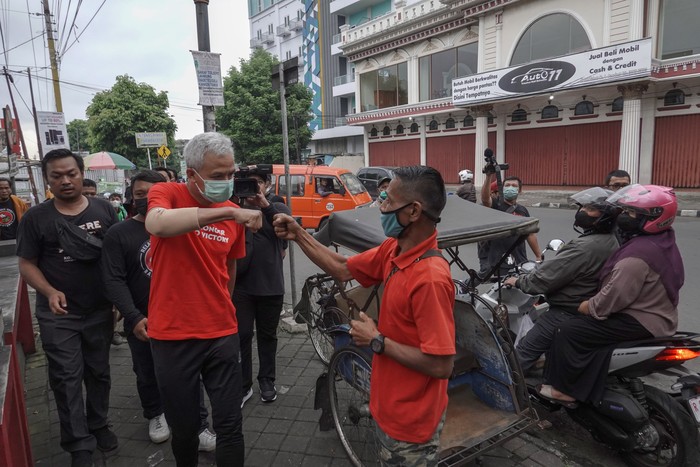 GANJAR PANTAU HARGA SEMBAKO DI BANYUMAS Gubernur Jateng Ganjar Pranowo (ketiga) kiri menyapa warga saat blusukan di Pasar Manis Purwokerto, Banyumas, Jateng, Senin (18/7/2022). Ganjar melakukan blusukan di Pasar Manis saat melakukan kunjungan kerja di Kabupaten Banyumas, untuk memantau fluktuasi harga bahan pokok dalam upaya pengendalian inflasi di Jawa Tengah. ANTARA FOTO/Idhad Zakaria/hp.