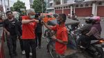 Berkaos Merah, Gubernur Ganjar Cek Harga Sembako di Banyumas