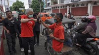 Gubernur Ganjar Pranowo menyapa warga saat melakukan kunjungan kerja ke Pasar Manis Purwokerto, Banyumas, Jateng, Senin (18/7). Ia mengenakan kaos merah bertuliskan Stronger to Victory.