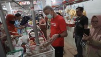 Gubernur Ganjar melihat sembako yang diperdagangkan di Pasar Manis Purwokerto, Banyumas, Jawa Tengah (Jateng), Senin (18/7/2022). Kunjungan kerja ini bagian dari upaya mengendalikan inflasi di Jateng.