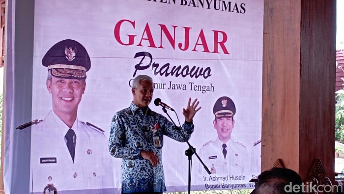 Gubernur Jawa Tengah Ganjar Pranowo meresmikan Taman Apung Mas Kemambang di Purwokerto, Banyumas.