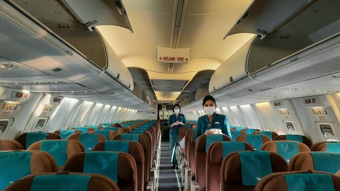 Pramugari Garuda Indonesia saat menjalankan Protokol kesehatan dalam penerbangan Garuda Indonesia rute Jakarta - Denpasar
